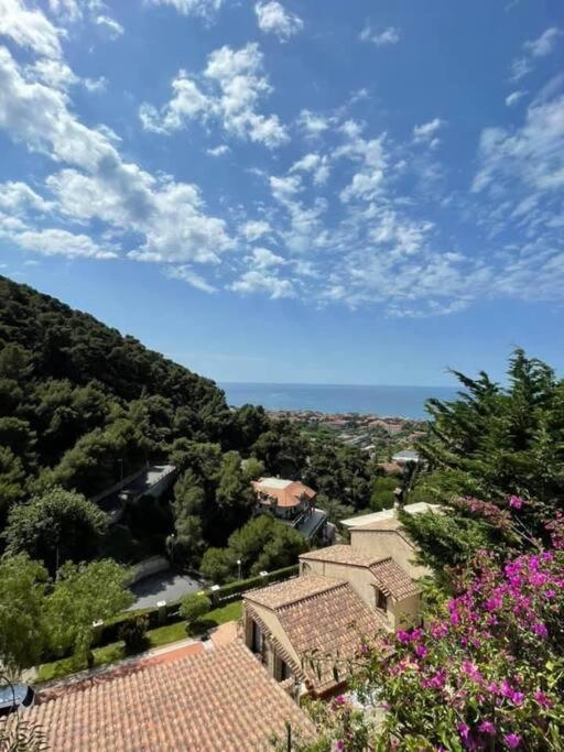 Casa Vacanze Luna 2 Vallecrosia Bagian luar foto